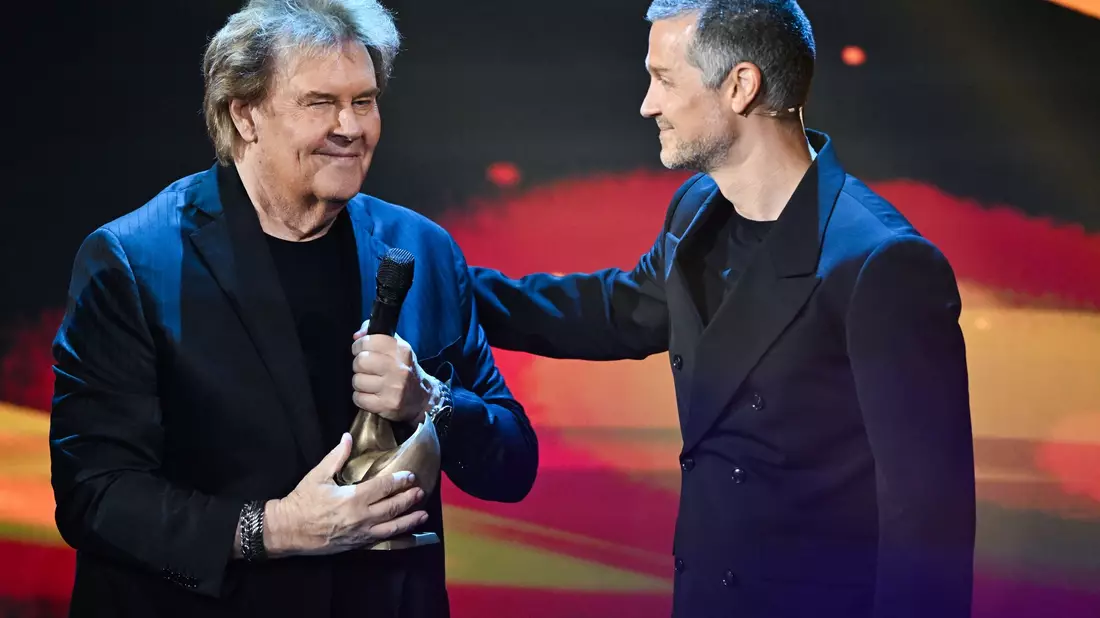 Sänger Howard Carpendale (links) und sein Sohn Wayne - hier im Oktober 2023 bei der Verleihung des Medienpreises «Goldene Henne». (Archivbild) - Bild: Hendrik Schmidt/dpa