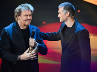 Sänger Howard Carpendale (links) und sein Sohn Wayne - hier im Oktober 2023 bei der Verleihung des Medienpreises «Goldene Henne». (Archivbild) - Foto: Hendrik Schmidt/dpa