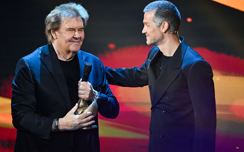 Sänger Howard Carpendale (links) und sein Sohn Wayne - hier im Oktober 2023 bei der Verleihung des Medienpreises «Goldene Henne». (Archivbild) - Foto: Hendrik Schmidt/dpa Sänger Howard Carpendale (links) und sein Sohn Wayne - hier im Oktober 2023 bei der Verleihung des Medienpreises «Goldene Henne». (Archivbild) - Foto: Hendrik Schmidt/dpa