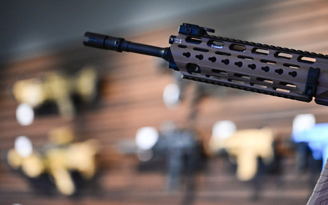 Durch die Zunahme der russischen Bedrohung mit der Krim-Annexion 2014 und dem Beginn des Ukraine-Kriegs 2022 ist die Nachfrage nach Handfeuerwaffen gestiegen. (Archivbild) - Foto: Bernd Weißbrod/dpa