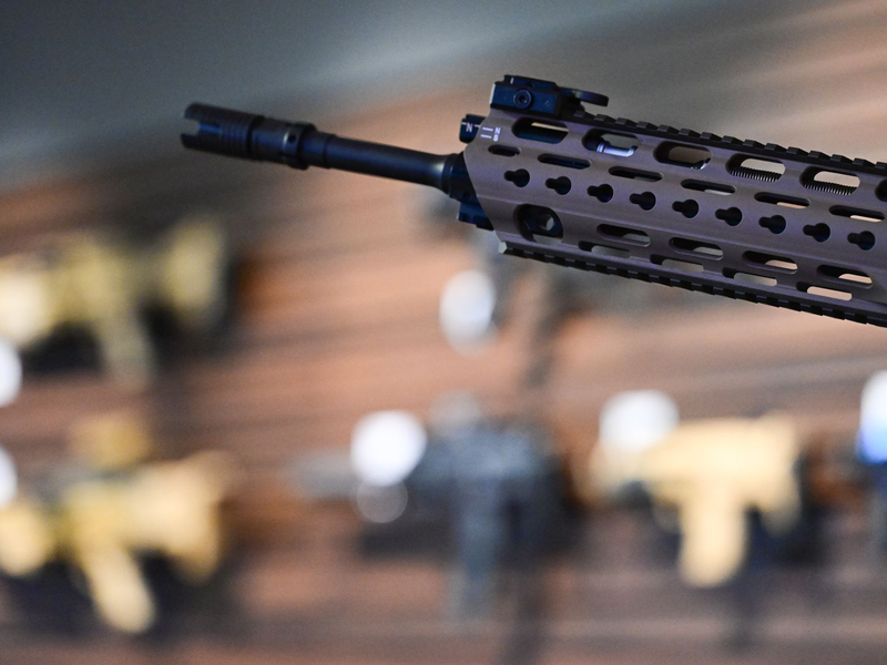 Durch die Zunahme der russischen Bedrohung mit der Krim-Annexion 2014 und dem Beginn des Ukraine-Kriegs 2022 ist die Nachfrage nach Handfeuerwaffen gestiegen. (Archivbild) - Foto: Bernd Weißbrod/dpa