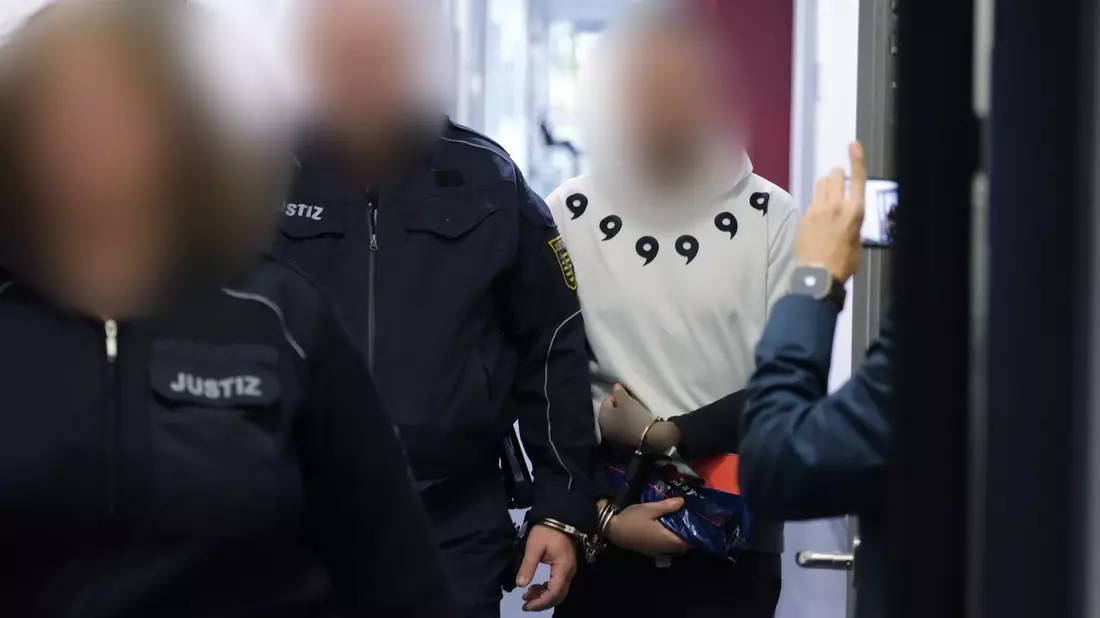Ein 38-Jähriger soll einem Mann auf dessen Verlangen hin bei einem fingierten Machetenüberfall mehrere Finger abgeschlagen haben. (Archivbild) - Bild: Sebastian Willnow/dpa