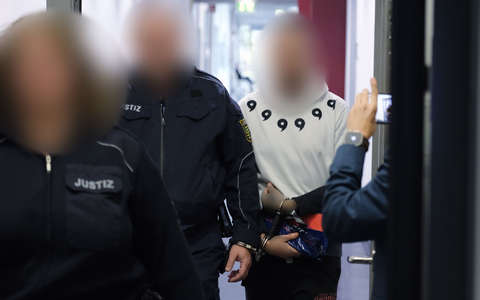 Ein 38-Jähriger soll einem Mann auf dessen Verlangen hin bei einem fingierten Machetenüberfall mehrere Finger abgeschlagen haben. (Archivbild) - Foto: Sebastian Willnow/dpa