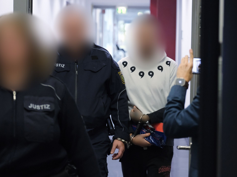 Ein 38-Jähriger soll einem Mann auf dessen Verlangen hin bei einem fingierten Machetenüberfall mehrere Finger abgeschlagen haben. (Archivbild) - Foto: Sebastian Willnow/dpa