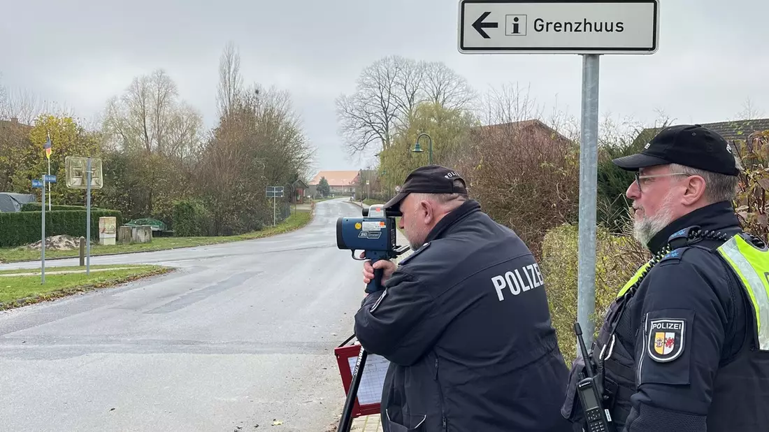 POL-HRO: Kontaktbeamter kontrolliert Einhaltung der Geschwindigkeit in Thandorf - Bild: presseportal.de