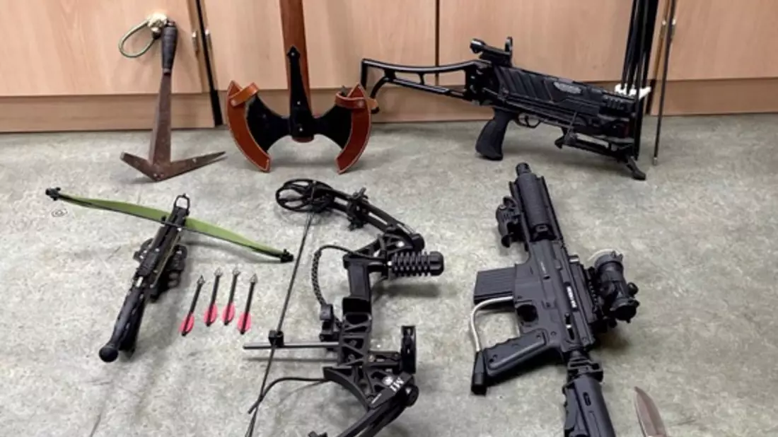 POL-KS: Durchsuchung im Rauschgiftverfahren: OE City findet über ein Kilo Drogen, Armbrüste und Waffen: Tatverdächtiger in U-Haft - Bild: presseportal.de