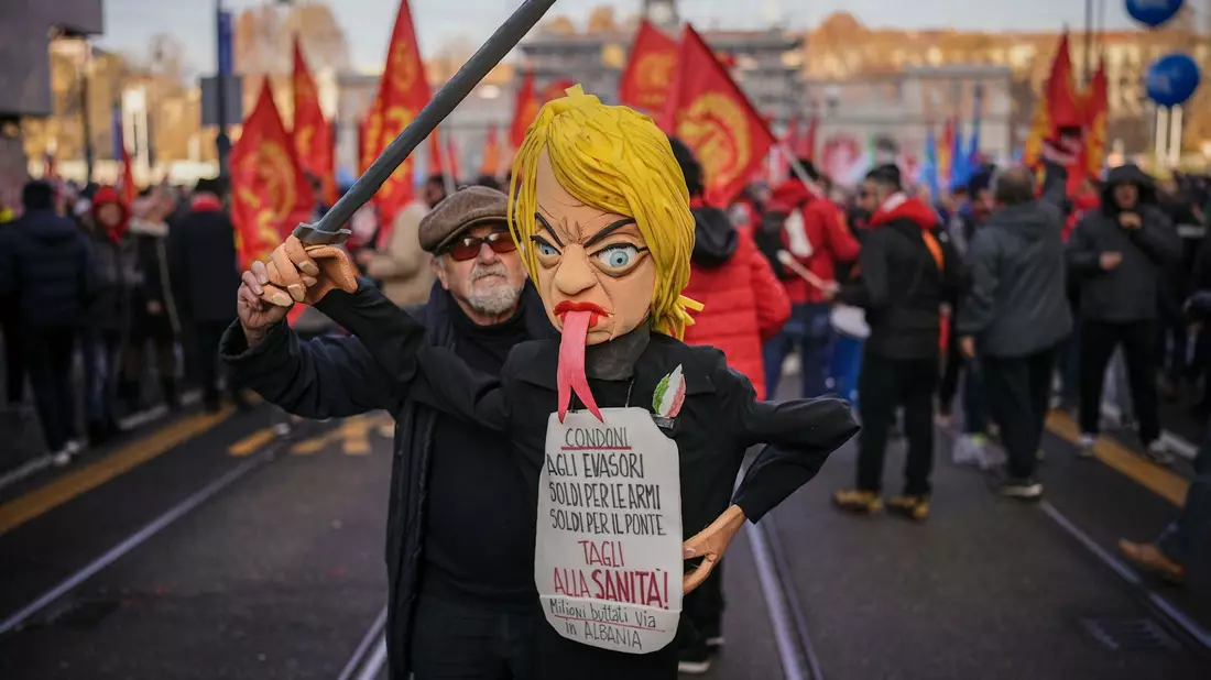 Zehntausende gehen gegen Italiens Rechtsregierung auf die Straße. - Bild: Marco Alpozzi/LaPresse/AP/dpa