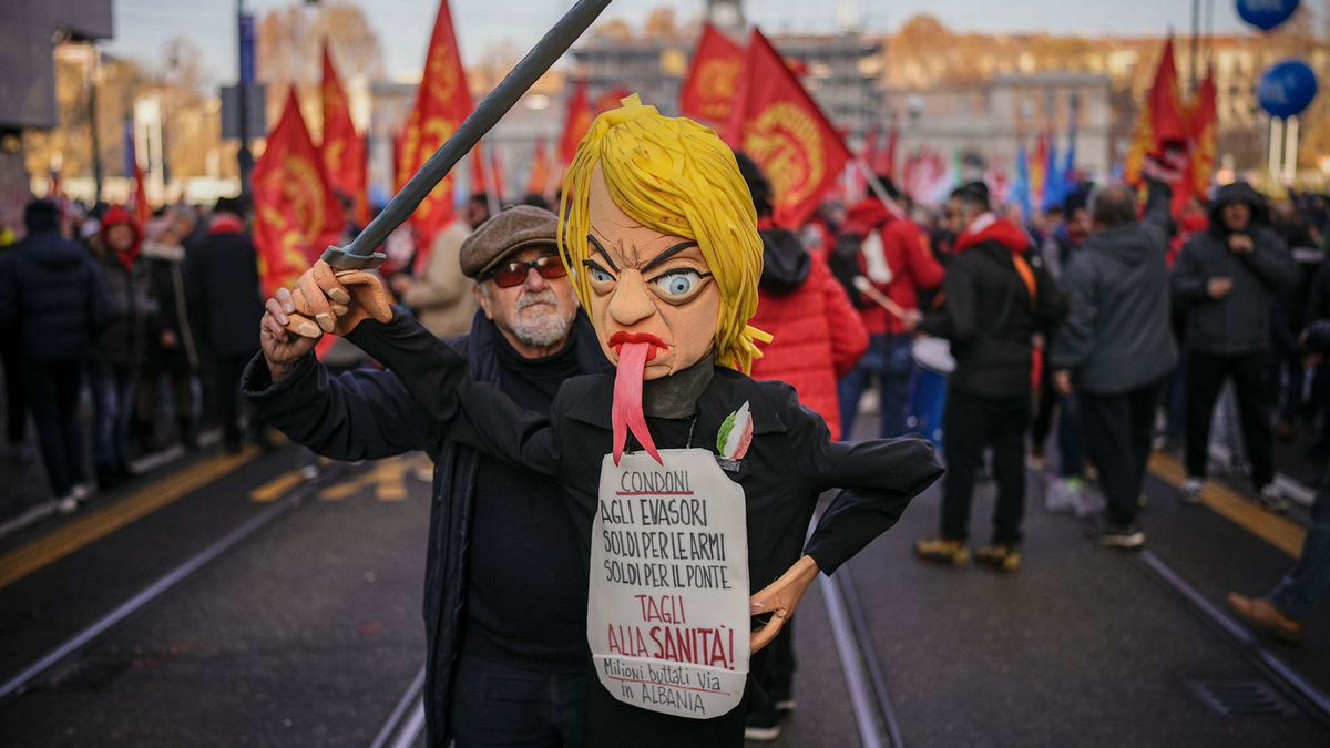 Zehntausende gehen gegen Italiens Rechtsregierung auf die Straße. - Foto: Marco Alpozzi/LaPresse/AP/dpa