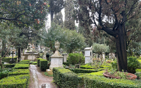 Wegen des Diebstahls von mehr als 350 Bilder verstorbener Frauen auf Friedhöfen muss ein Italiener ins Gefängnis. (Foto: Archiv) - Foto: Christoph Sator/dpa