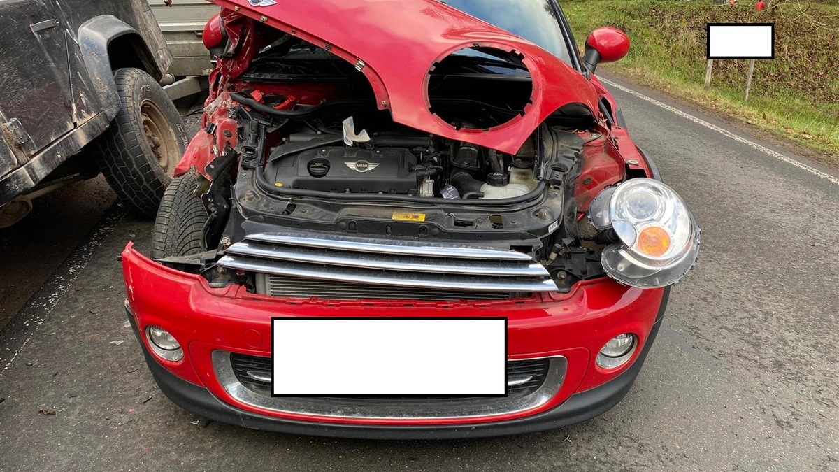 POL-PDKL: PKW-Fahrerin streift mit ihrem PKW abgestellten Anhänger - Foto: presseportal.de