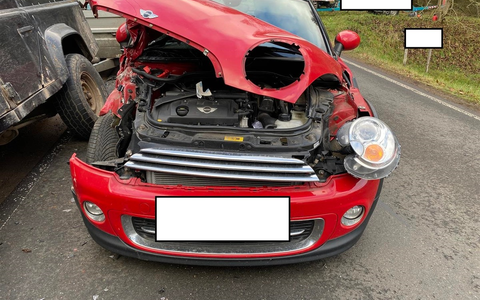 POL-PDKL: PKW-Fahrerin streift mit ihrem PKW abgestellten Anhänger - Foto: presseportal.de