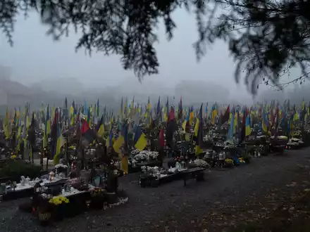 In fast drei Jahren intensivem Krieg sind Zehntausende ukrainischer Soldaten gefallen. (Archivbild) - Foto: Mykola Tys/AP