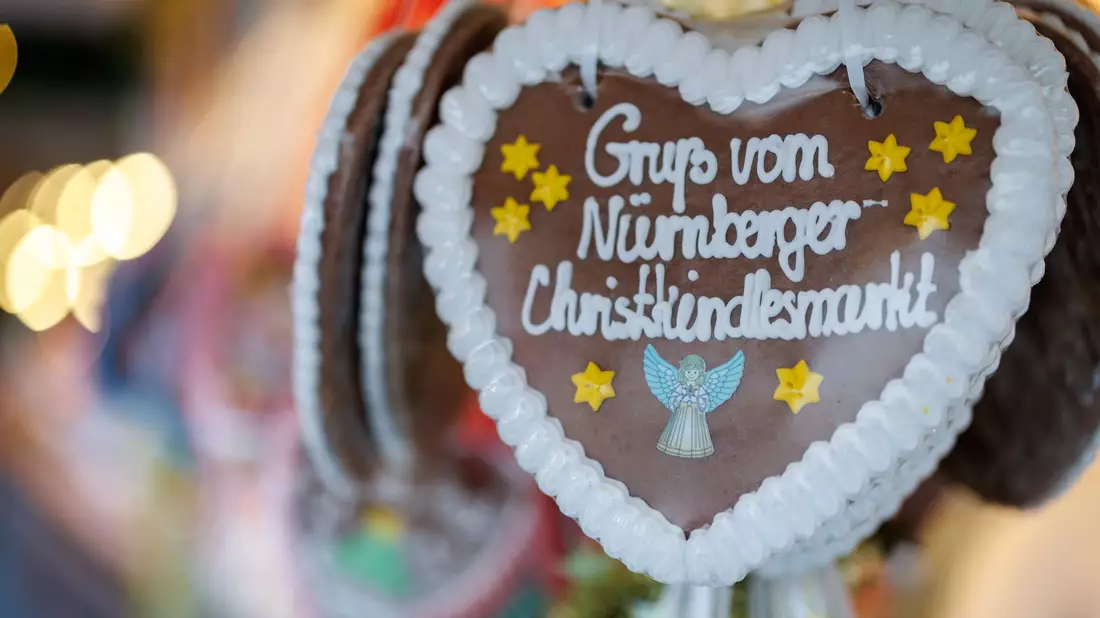 Der Nürnberger Christkindlesmarkt 2024 ist eröffnet. - Bild: Daniel Karmann/dpa