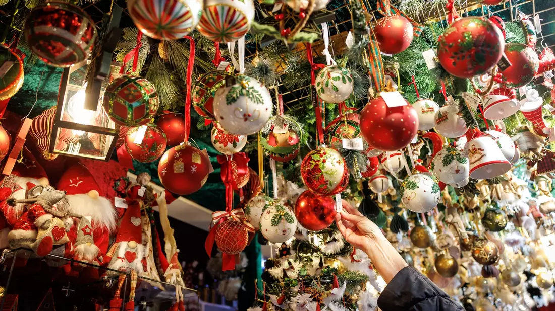 Auch Weihnachtsschmuck gibt es auf dem Christkindlesmarkt zu kaufen. - Bild: Daniel Karmann/dpa
