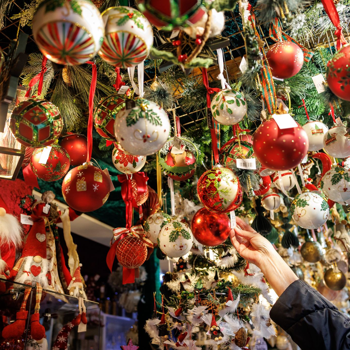 Auch Weihnachtsschmuck gibt es auf dem Christkindlesmarkt zu kaufen. - Foto: Daniel Karmann/dpa