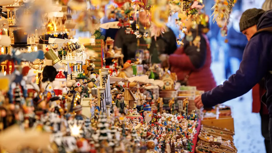 Der Markt gehört zu den ältesten Weihnachtsmärkten Deutschlands. - Bild: Daniel Karmann/dpa