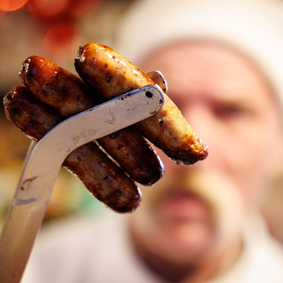 Sie dürfen natürlich nicht fehlen: Nürnberger Rostbratwürstchen. - Foto: Daniel Karmann/dpa