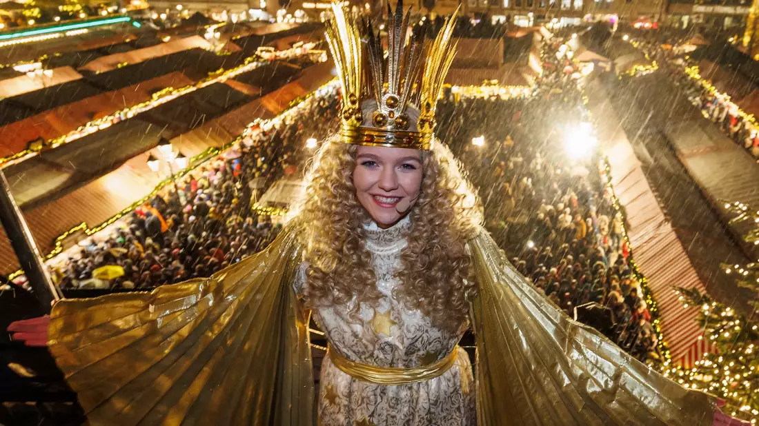 Das Nürnberger Christkind, Nelli Lunkenheimer, auf der Kirchenempore. (Archivbild) - Bild: Daniel Karmann/dpa