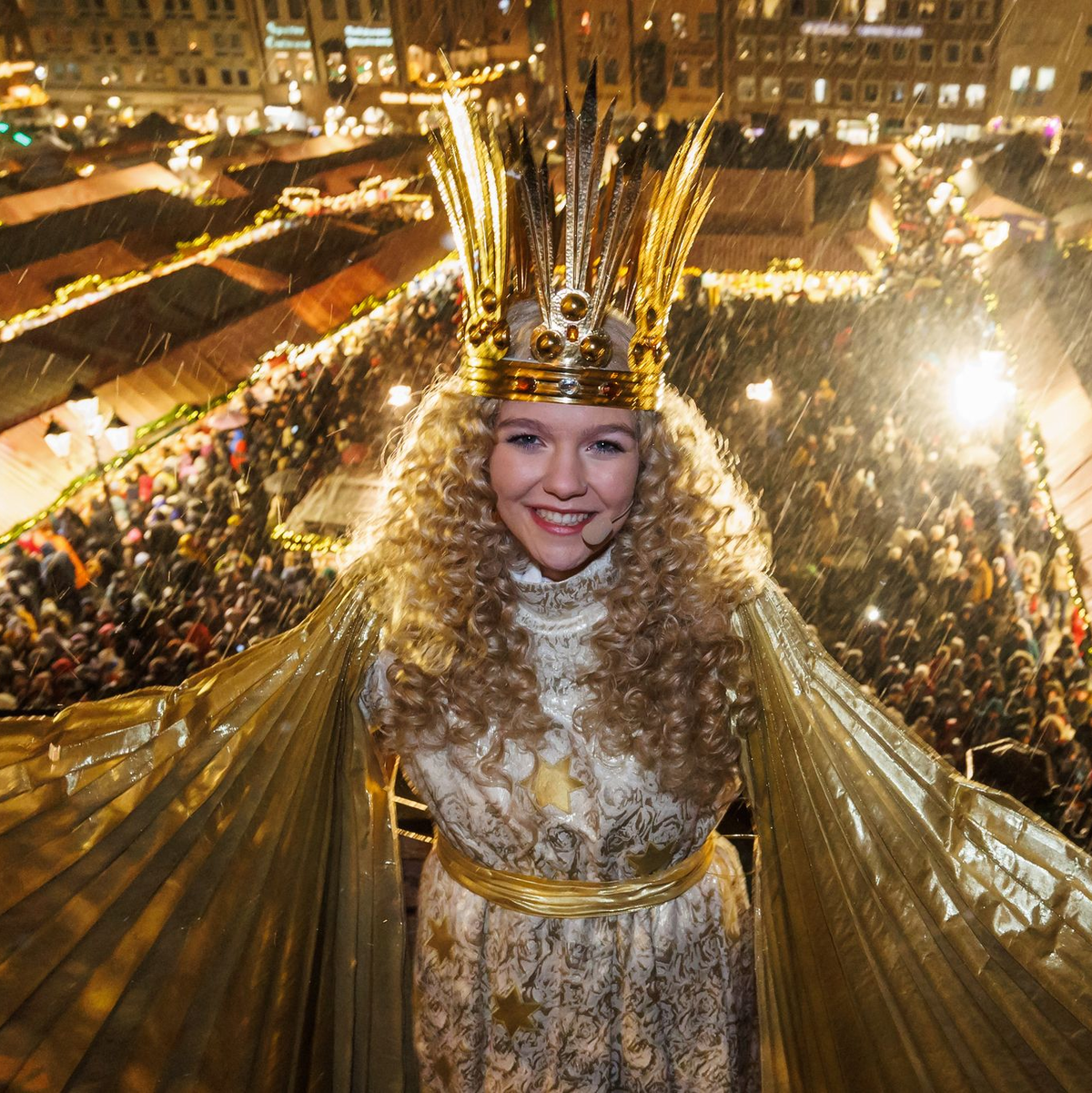Das Nürnberger Christkind, Nelli Lunkenheimer, auf der Kirchenempore. (Archivbild) - Foto: Daniel Karmann/dpa