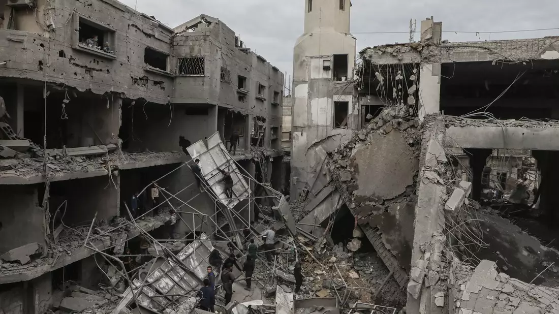 Bei einem israelischen Angriff auf ein Wohnhaus in dem Flüchtlingsviertel Nuseirat wurden nach palästinensischen Angaben mindestens 21 Menschen getötet. - Bild: Omar Ashtawy  Apaimages/APA Images via ZUMA Press Wire/dpa