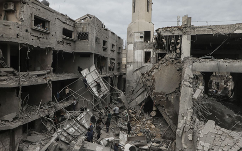 Nach unbestätigten palästinensischen Angaben starben bei israelischen Angriffen im Gazastreifen seit der Nacht zu Freitag mindestens 120 Menschen. - Foto: Omar Ashtawy Apaimages/APA Images via ZUMA Press Wire/dpa Nach unbestätigten palästinensischen Angaben starben bei israelischen Angriffen im Gazastreifen seit der Nacht zu Freitag mindestens 120 Menschen. - Foto: Omar Ashtawy Apaimages/APA Images via ZUMA Press Wire/dpa