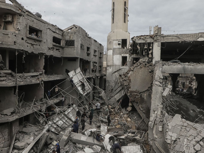 Nach unbestätigten palästinensischen Angaben starben bei israelischen Angriffen im Gazastreifen seit der Nacht zu Freitag mindestens 120 Menschen. - Foto: Omar Ashtawy  Apaimages/APA Images via ZUMA Press Wire/dpa