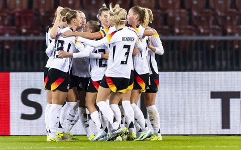 Doppelpack im DFB-Dress: Frankfurts Laura Freigang (r.) - Foto: Michael Buholzer/KEYSTONE/dpa