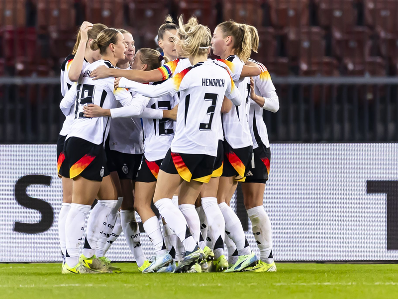 Doppelpack im DFB-Dress: Frankfurts Laura Freigang (r.) - Foto: Michael Buholzer/KEYSTONE/dpa