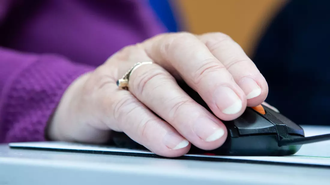 Ein Seniorenverband beklagt, dass es WLAN nicht in allen Alten- und Pflegeheimen gibt (Symbolbild). - Bild: Franziska Gabbert/dpa-tmn/dpa