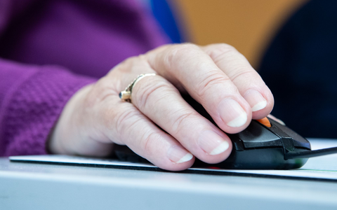 Ein Seniorenverband beklagt, dass es WLAN nicht in allen Alten- und Pflegeheimen gibt (Symbolbild). - Foto: Franziska Gabbert/dpa-tmn/dpa