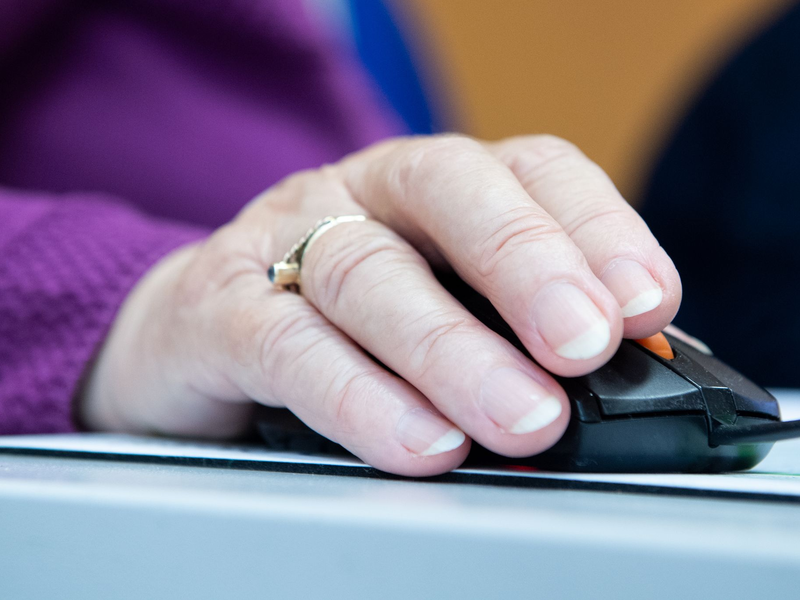 Ein Seniorenverband beklagt, dass es WLAN nicht in allen Alten- und Pflegeheimen gibt (Symbolbild). - Foto: Franziska Gabbert/dpa-tmn/dpa