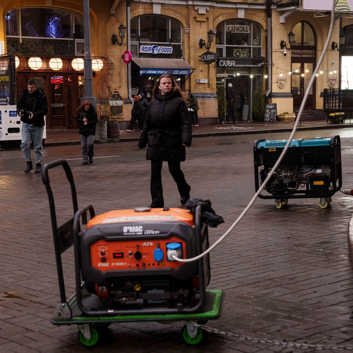 Die Menschen in der Ukraine behelfen sich bei Stromausfällen mit Generatoren.  - Foto: Evgeniy Maloletka/AP/dpa