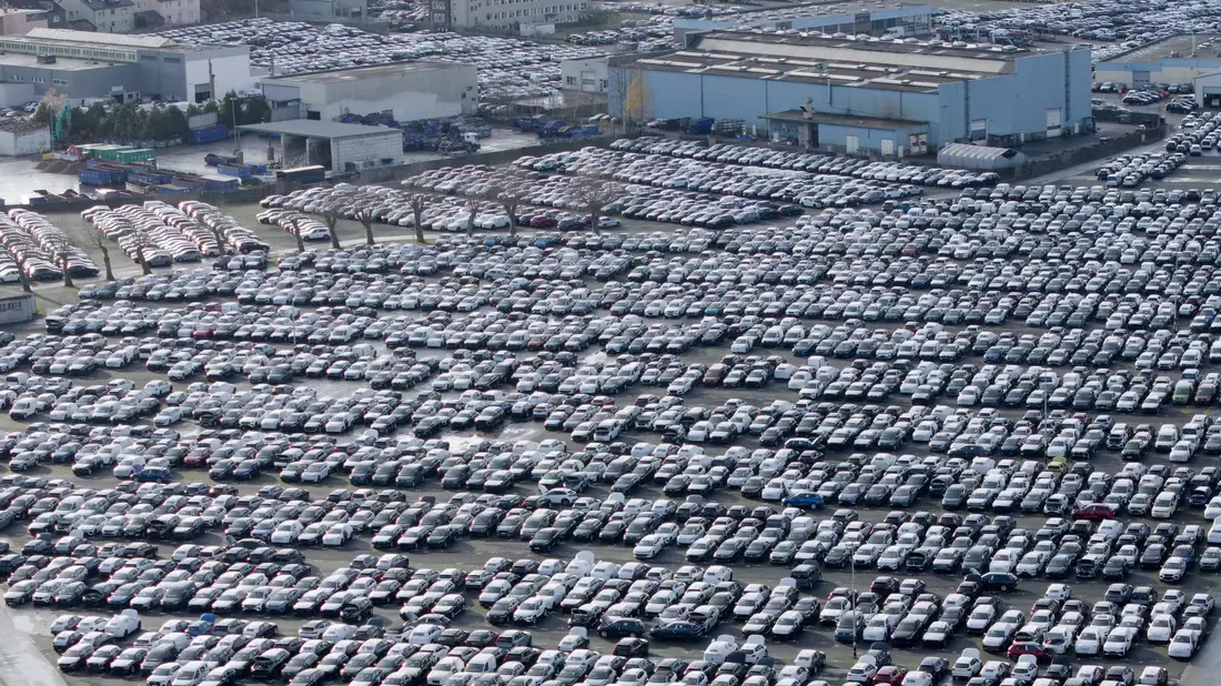 Volle Parkplätze, maue Kassen: Der Gewinn von VW, Mercedes-Benz und BMW ist im dritten Quartal in den Keller gerauscht. (Symbolbild) - Bild: Henning Kaiser/dpa