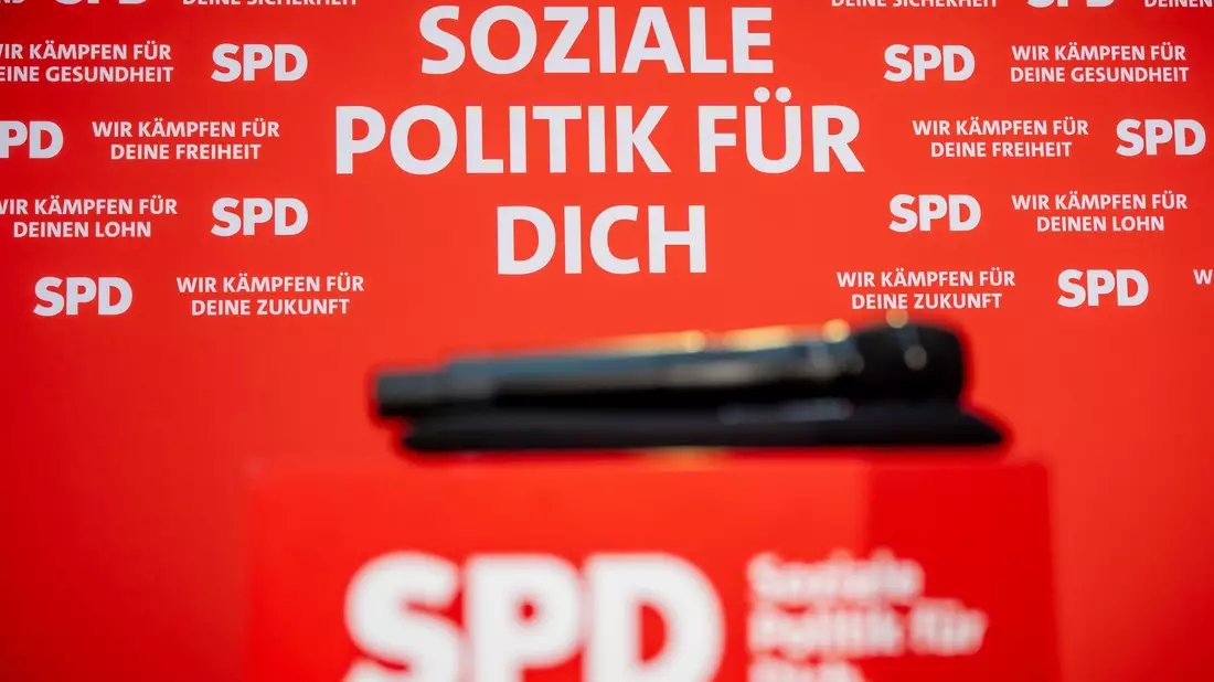 Mit klassischen SPD-Themen werben die Sozialdemokraten bei ihrem Wahlkampfauftakt für sich.  - Bild: Michael Kappeler/dpa