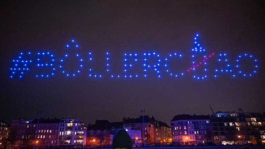 Drohnen zeichneten vergangenes Jahr unterschiedlichste Motive in den dunklen Himmel. (Archivbild) - Bild: Monika Skolimowska/dpa