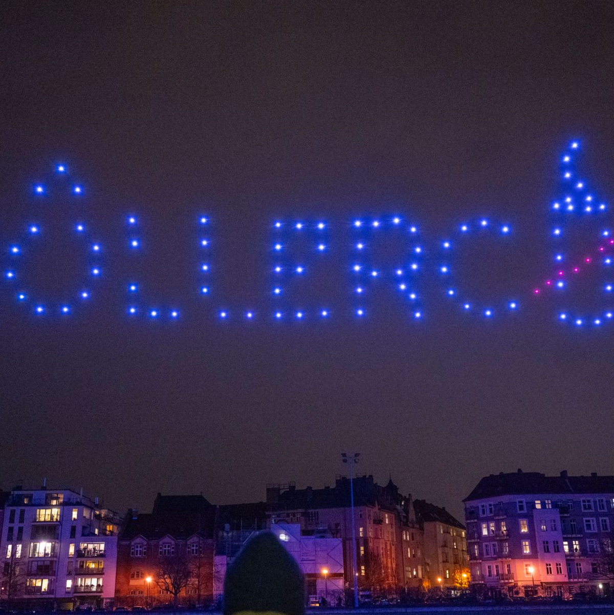 Bereits 2023 hatte die Deutsche Umwelthilfe mit einer Drohnenshow Alternativen zum Silvester-Feuerwerk gezeigt. (Archivbild) - Foto: Monika Skolimowska/dpa