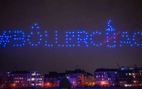 Bereits 2023 hatte die Deutsche Umwelthilfe mit einer Drohnenshow Alternativen zum Silvester-Feuerwerk gezeigt. (Archivbild) - Foto: Monika Skolimowska/dpa Bereits 2023 hatte die Deutsche Umwelthilfe mit einer Drohnenshow Alternativen zum Silvester-Feuerwerk gezeigt. (Archivbild) - Foto: Monika Skolimowska/dpa