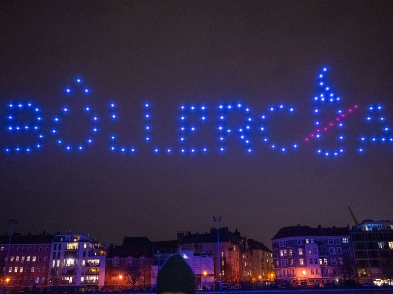 Bereits 2023 hatte die Deutsche Umwelthilfe mit einer Drohnenshow Alternativen zum Silvester-Feuerwerk gezeigt. (Archivbild) - Foto: Monika Skolimowska/dpa