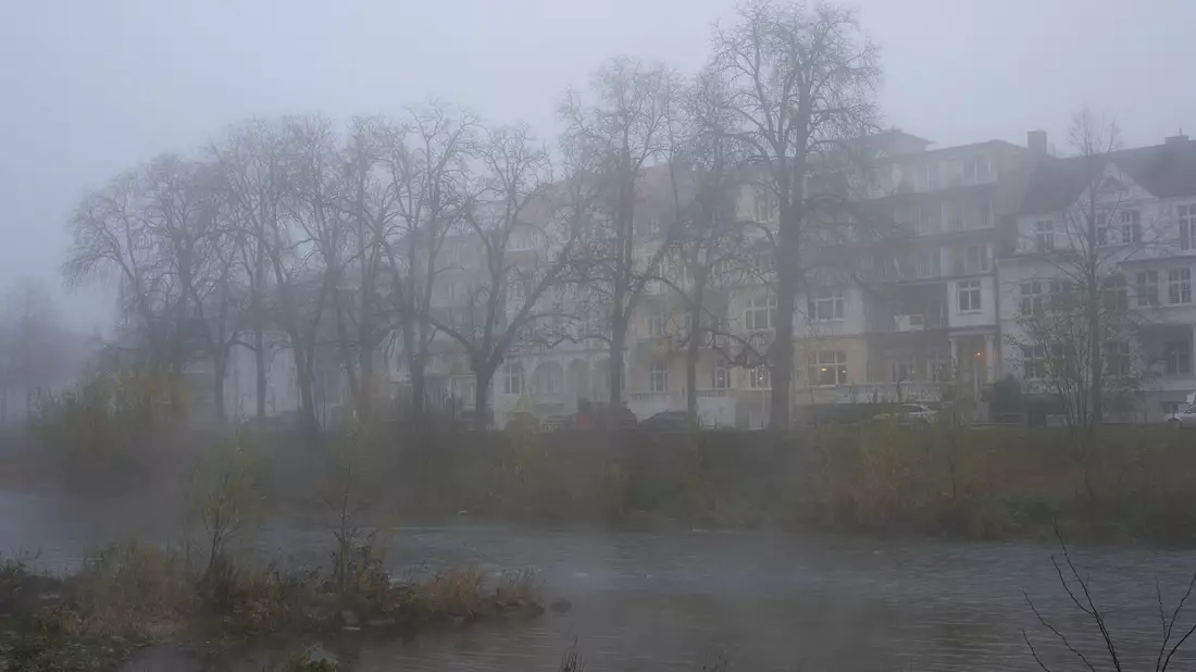 Der Nebel hält sich zäh am Wochenende (Archivbild) - Bild: Thomas Frey/dpa