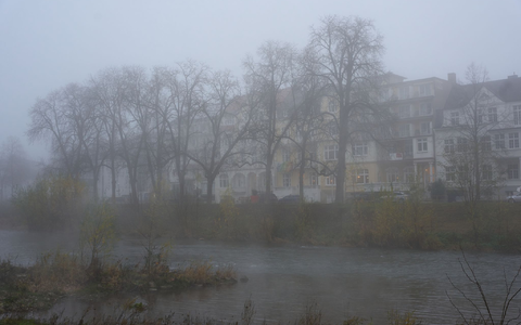Der Nebel hält sich zäh am Wochenende (Archivbild) - Foto: Thomas Frey/dpa
