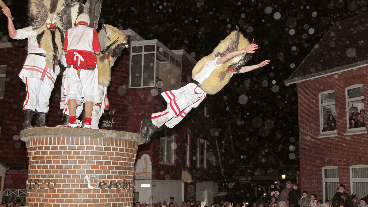 Die Polizei rüstet sich für den umstrittenen Nikolausbrauch «Klaasohm» auf der Nordseeinsel Borkum. (Archivfoto) - Foto: Reinhold Grigoleit/dpa