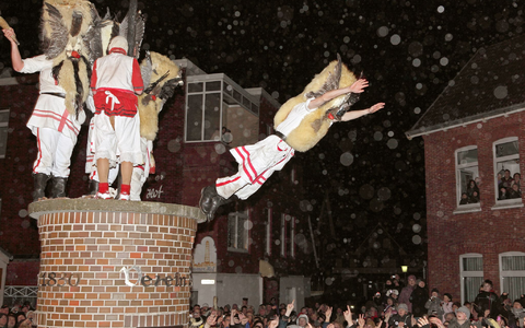 Das Schlagen von Frauen mit Kuhhörnern soll es bei dem diesjährigen Klaasohm-Fest auf Borkum nicht mehr geben. (Archivbild)  - Foto: Reinhold Grigoleit/dpa