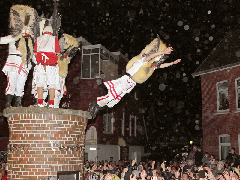 Bis zu 200 Frauen haben für den Erhalt des Brauchs demonstriert. (Archivfoto) - Foto: Reinhold Grigoleit/dpa