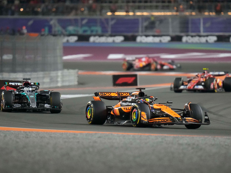 Mit Mercedes-Fahrer George Russell will Max Verstappen nichts mehr zu tun haben. - Foto: Darko Bandic/AP/dpa