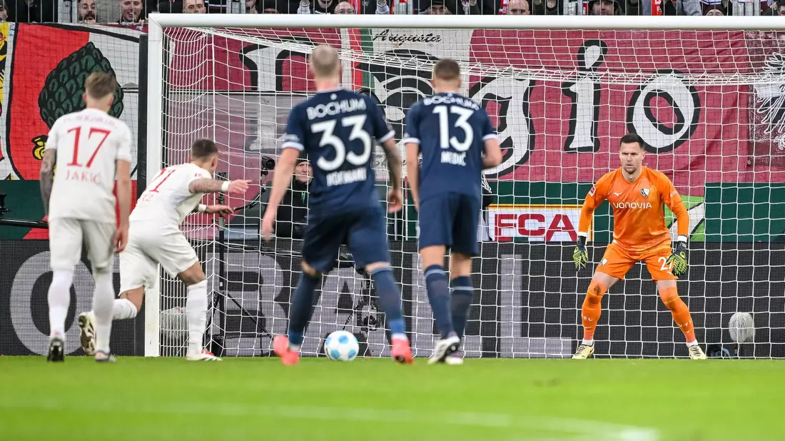 Sandro Wagner versucht nach dem Spiel, seine Spieler, hier Youngster Ismael Gharbi, aufzurichten. - Bild: Harry Langer/dpa