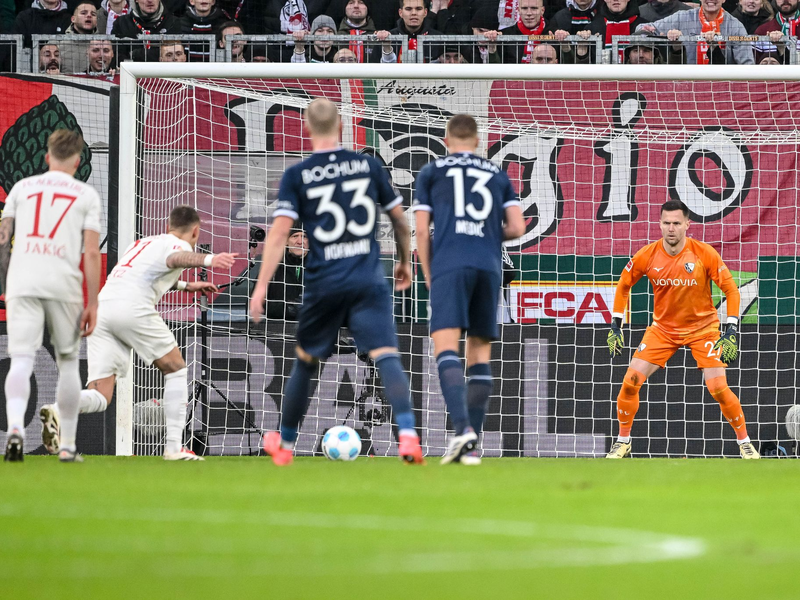Sandro Wagner versucht nach dem Spiel, seine Spieler, hier Youngster Ismael Gharbi, aufzurichten. - Foto: Harry Langer/dpa