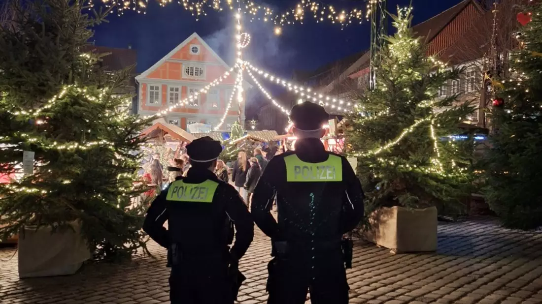 POL-HI: Mehr Sicherheit auf dem Alfelder Weihnachtsmarkt: Polizei Alfeld zeigt Präsenz und warnt vor Taschendiebstählen - Bild: presseportal.de