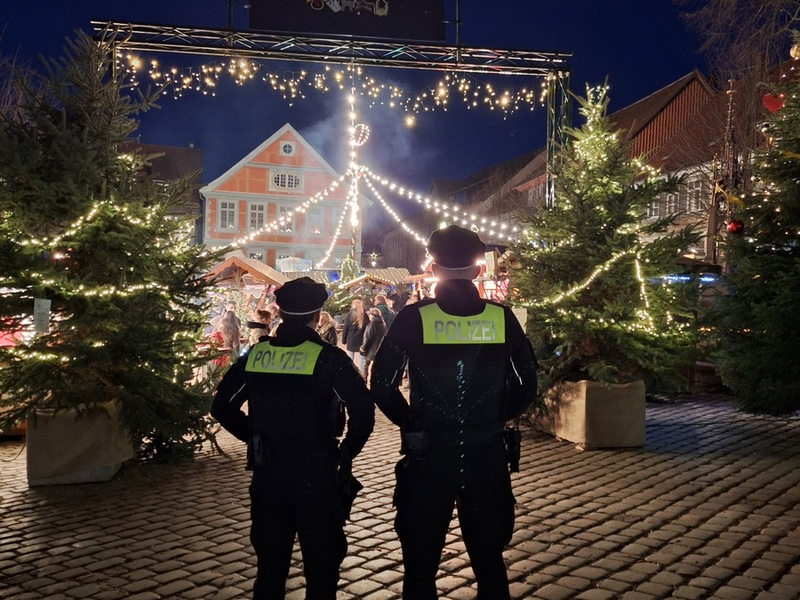 POL-HI: Mehr Sicherheit auf dem Alfelder Weihnachtsmarkt: Polizei Alfeld zeigt Präsenz und warnt vor Taschendiebstählen - Foto: presseportal.de