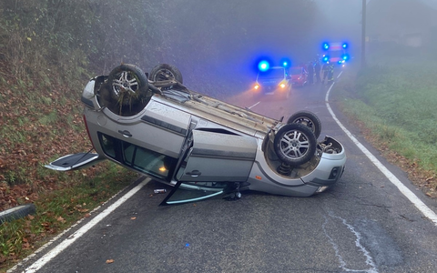 POL-PDKL: 19-Jähriger bleibt mit PKW auf dem Dach liegen - Foto: presseportal.de
