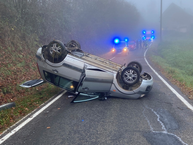 POL-PDKL: 19-Jähriger bleibt mit PKW auf dem Dach liegen - Foto: presseportal.de